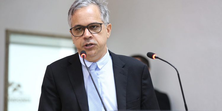 Deputado agride funcionários da Energisa e ameaçou tocar fogo no local Deputado agride funcionários da Energisa e ameaçou tocar fogo no local