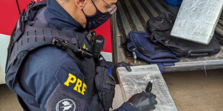 Jovem é preso com mais de 6 quilos de cocaína em Ariquemes Jovem é preso com mais de 6 quilos de cocaína em Ariquemes