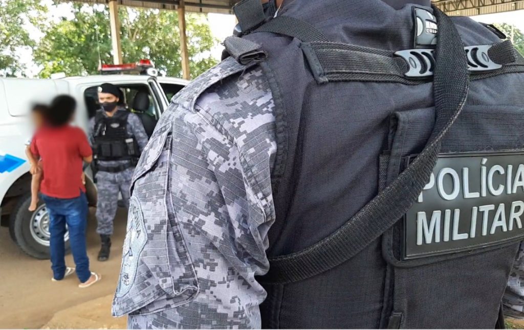 Mulher com criança de colo é presa com droga durante fiscalização na BR 364 Mulher com criança de colo é presa com droga durante fiscalização na BR 364