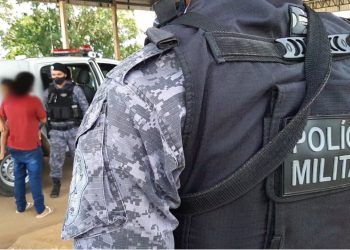 Mulher com criança de colo é presa com droga durante fiscalização na BR 364