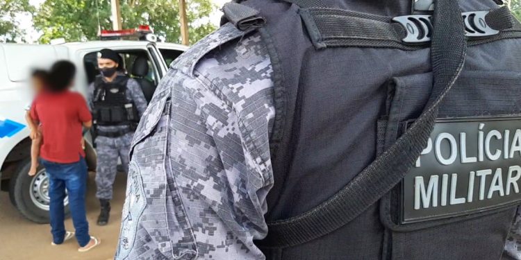 Mulher com criança de colo é presa com droga durante fiscalização na BR 364 Mulher com criança de colo é presa com droga durante fiscalização na BR 364