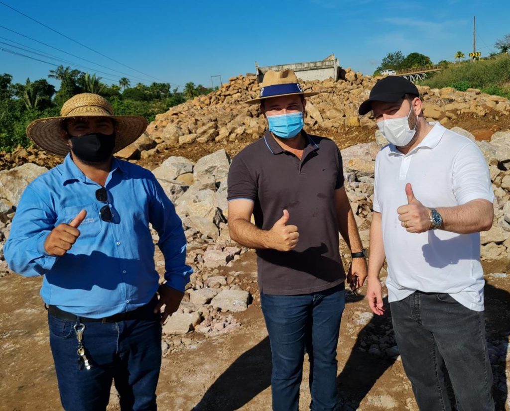 Alex Redano visita obras de aterro das cabeceiras da ponte no rio Jamari Alex Redano visita obras de aterro das cabeceiras da ponte no rio Jamari