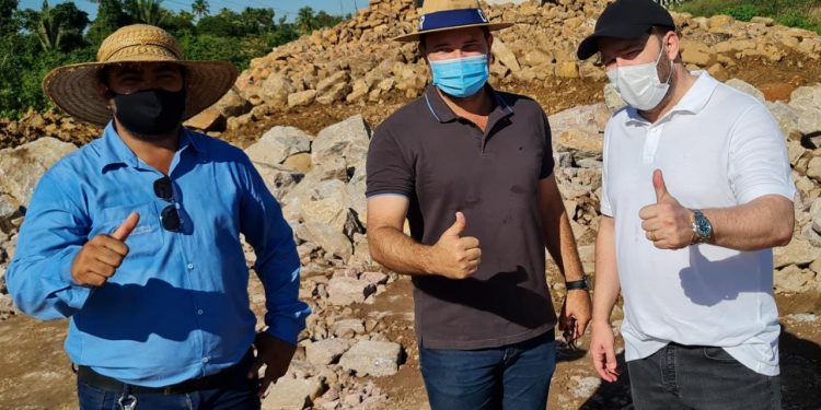 Alex Redano visita obras de aterro das cabeceiras da ponte no rio Jamari