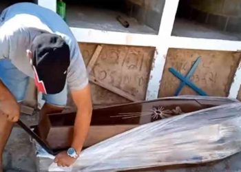 Vereador petista abre caixão para ‘provar’ que homem não morreu de Covid-19