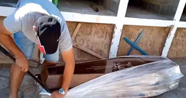 Vereador petista abre caixão para ‘provar’ que homem não morreu de Covid-19