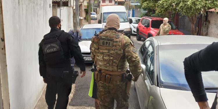 Polícia Federal cumpre mandados contra organização criminosa em Ariquemes