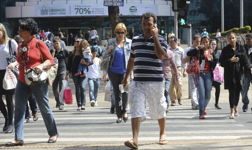 IBGE estima que desempregados no Brasil são 14,4 milhões IBGE estima que desempregados no Brasil são 14,4 milhões