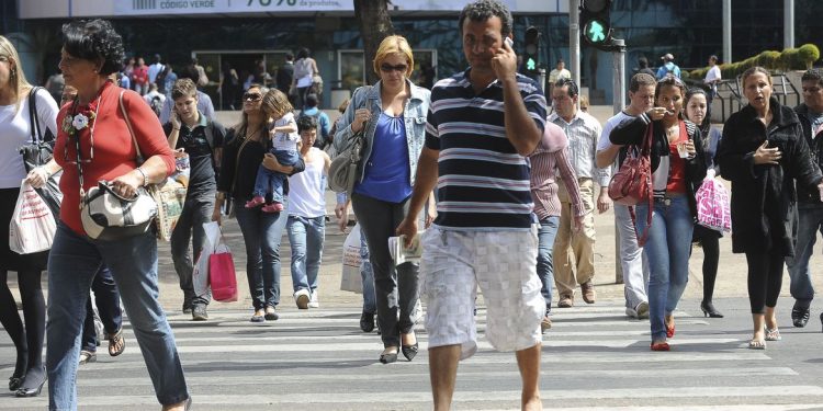 IBGE estima que desempregados no Brasil são 14,4 milhões