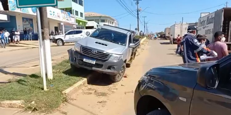 Duas pessoas são executadas a tiros dentro de caminhonete em Buritis Duas pessoas são executadas a tiros dentro de caminhonete em Buritis