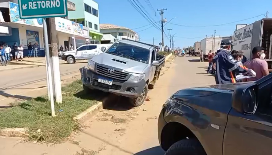 Duas pessoas são executadas a tiros dentro de caminhonete em Buritis Duas pessoas são executadas a tiros dentro de caminhonete em Buritis