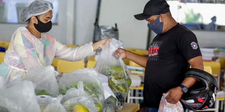 Kits alimentação são entregues aos pais de alunos em escolas estaduais de Porto Velho
