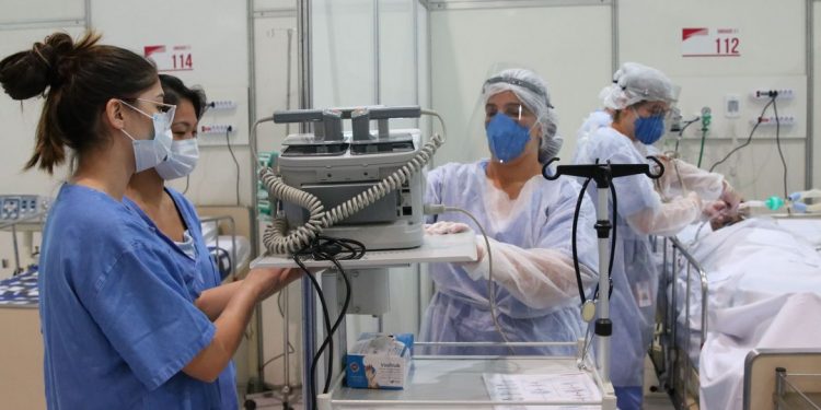 Média de mortes diárias por covid-19 cai 28% em um mês no Brasil