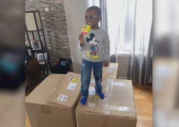 Menino de 4 anos gasta US$ 3 mil em picolés no cartão de crédito da mãe