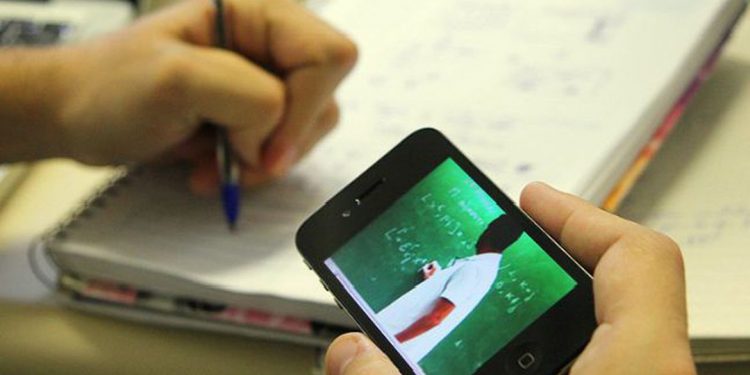 Jovens dizem que educação foi a área mais afetada durante pandemia Jovens dizem que educação foi a área mais afetada durante pandemia