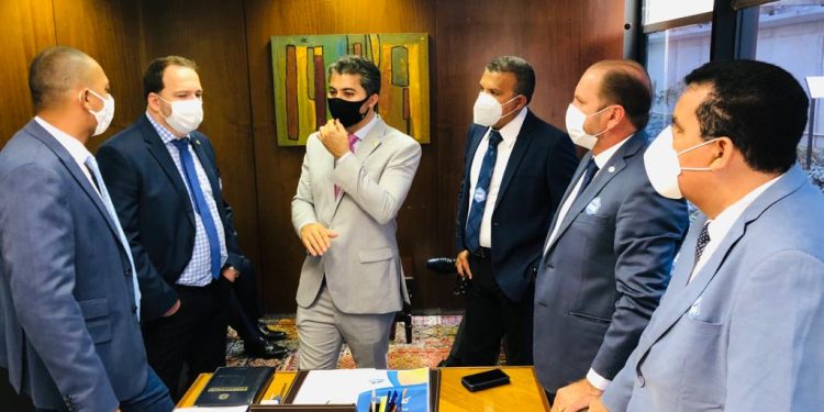 Deputados entregam relatório da CPI da Energisa ao senador Marcos Rogério