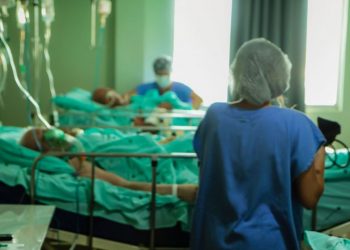 Ao menos 115 mil profissionais da saúde morreram de covid-19