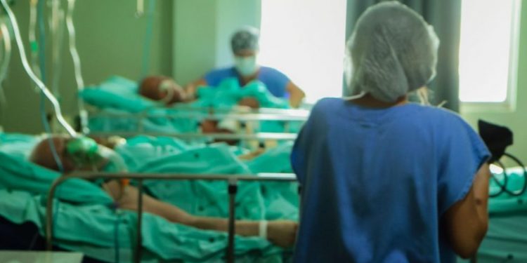 Ao menos 115 mil profissionais da saúde morreram de covid-19 Ao menos 115 mil profissionais da saúde morreram de covid-19