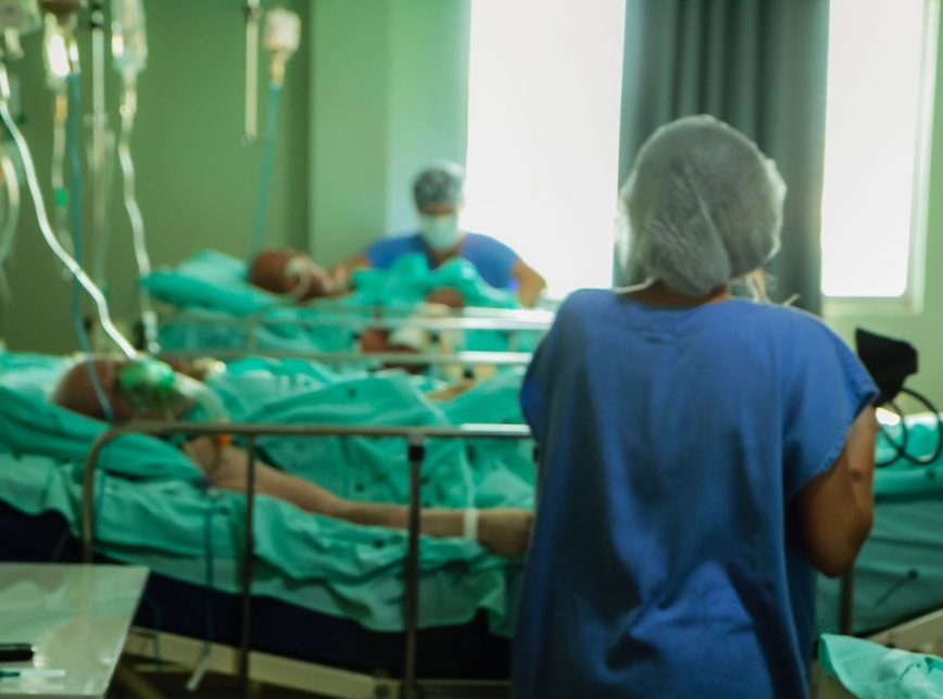 Ao menos 115 mil profissionais da saúde morreram de covid-19 Ao menos 115 mil profissionais da saúde morreram de covid-19