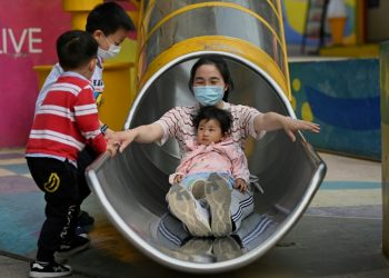 Governo chinês autoriza três filhos por família