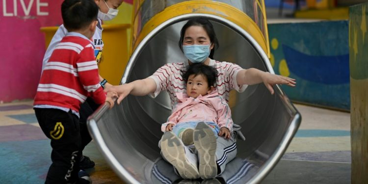 Governo chinês autoriza três filhos por família Governo chinês autoriza três filhos por família