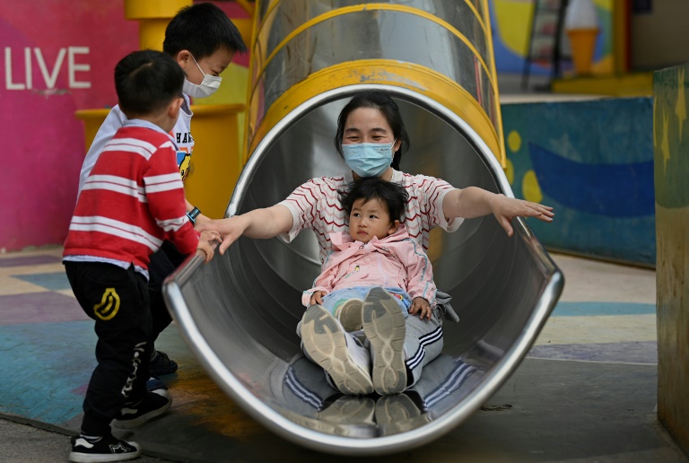 Governo chinês autoriza três filhos por família Governo chinês autoriza três filhos por família