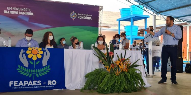 Presidente Alex Redano prestigia entrega de veículos para as Apaes de Rondônia