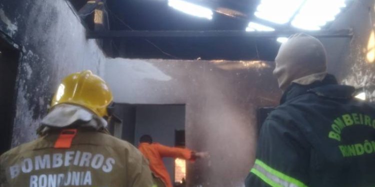 Menino de 3 anos morre carbonizado dentro de casa em Vilhena