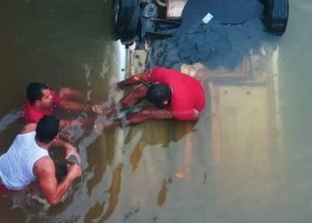 Motorista perde controle da direção e carro cai dentro de rio no interior de Rondônia