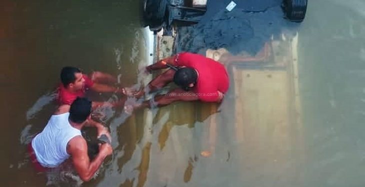 Motorista perde controle da direção e carro cai dentro de rio no interior de Rondônia