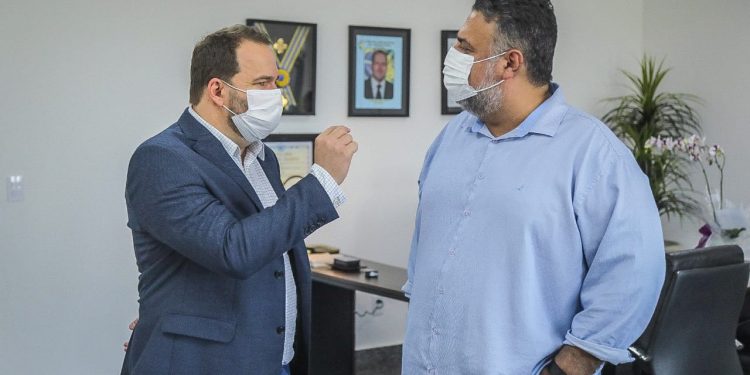 Secretário da Sedam agradece Alex Redano pela aprovação de projeto que garante mais recursos à pasta Secretário da Sedam agradece Alex Redano pela aprovação de projeto que garante mais recursos à pasta