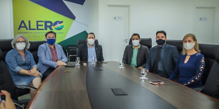 Presidente da Assembleia discute implantação do Sistema Renalegis com a Fecomércio Presidente da Assembleia discute implantação do Sistema Renalegis com a Fecomércio