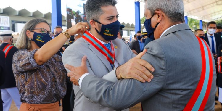 Marcos Rogério recebe homenagem da Marinha do Brasil