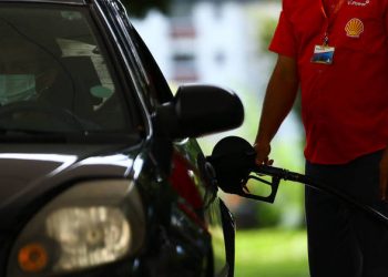 Petrobras anuncia queda de 2% no preço da gasolina às refinarias