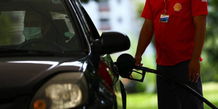 Petrobras anuncia queda de 2% no preço da gasolina às refinarias