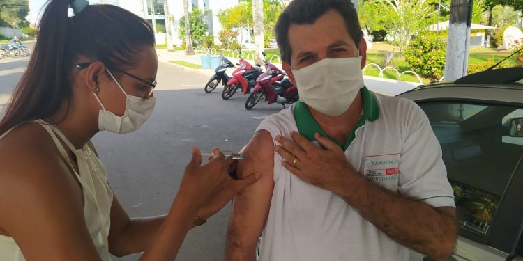 Profissionais da imprensa são imunizados contra a covid-19 em Cacoal Profissionais da imprensa são imunizados contra a covid-19 em Cacoal