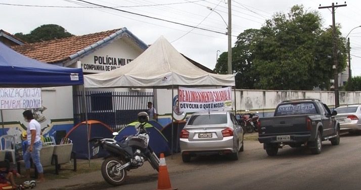 Familiares de militares fazem protestos e fecham quartéis da PM Familiares de militares fazem protestos e fecham quartéis da PM