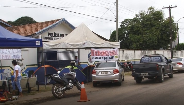 Familiares de militares fazem protestos e fecham quartéis da PM Familiares de militares fazem protestos e fecham quartéis da PM