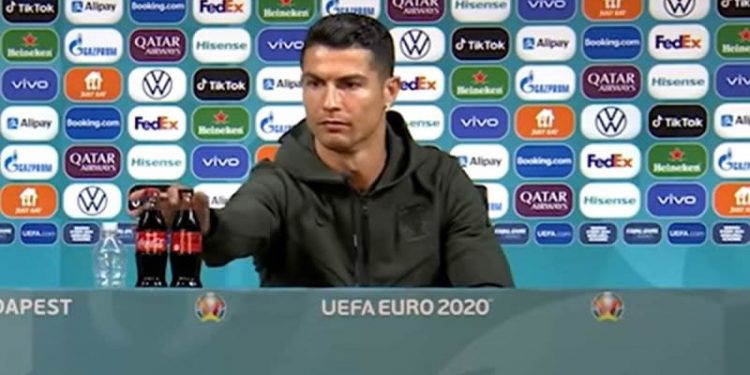 Após gesto de Cristiano Ronaldo, Coca-Cola perde R$ 20 bilhões: veja vídeo Após gesto de Cristiano Ronaldo, Coca-Cola perde R$ 20 bilhões: veja vídeo