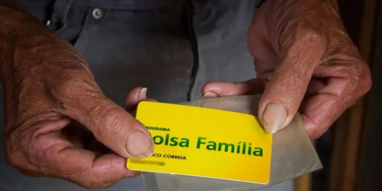 Bolsonaro diz que novo Bolsa Família será de R$ 300 Bolsonaro diz que novo Bolsa Família será de R$ 300