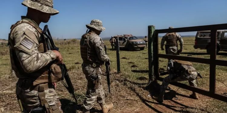 Polícia prende dois suspeitos de ajudar na fuga de Lázaro Barbosa Polícia prende dois suspeitos de ajudar na fuga de Lázaro Barbosa