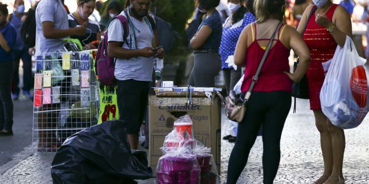 Pandemia ainda provoca impactos no mercado de trabalho, diz Ipea Pandemia ainda provoca impactos no mercado de trabalho, diz Ipea