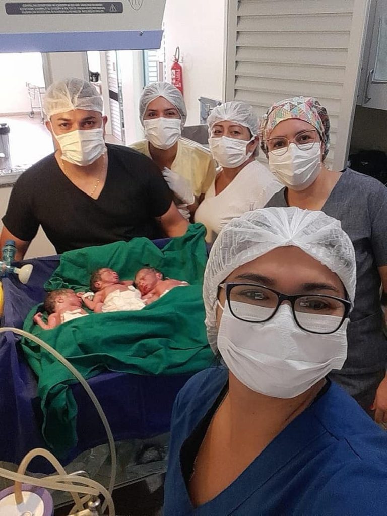 Médico se surpreende ao ‘descobrir’ 3º bebê durante parto de gêmeos no AM Médico se surpreende ao ‘descobrir’ 3º bebê durante parto de gêmeos no AM
