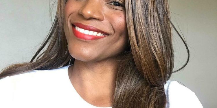 Tchizé dos Santos, eleita “Mulher do ano”2021 pelos Angola Fashion Awards.