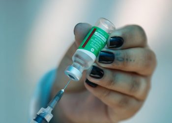 Estudos avaliam vantagens de maior intervalo da vacina AstraZeneca
