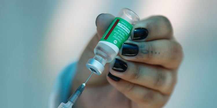 Estudos avaliam vantagens de maior intervalo da vacina AstraZeneca