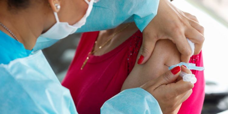 Brasil supera 100 milhões de doses de vacinas aplicadas contra covid-19