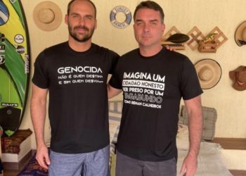 Irmãos Bolsonaro divulgam foto usando camisetas com xingamento a Renan