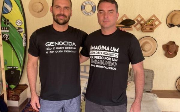 Irmãos Bolsonaro divulgam foto usando camisetas com xingamento a Renan