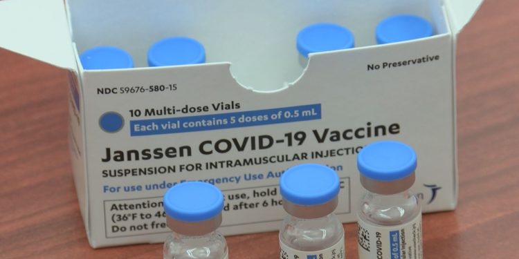 Estados Unidos alertam que vacina da Janssen aumenta risco de desenvolver doença rara