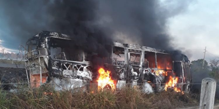 Colisão entre ônibus e caminhão-tanque deixa 4 mortos e 16 feridos na BR-364 Colisão entre ônibus e caminhão-tanque deixa 4 mortos e 16 feridos na BR-364